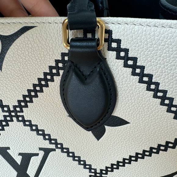 Louis Vuitton on the go mm tote black and crème - Picture 8 of 8
